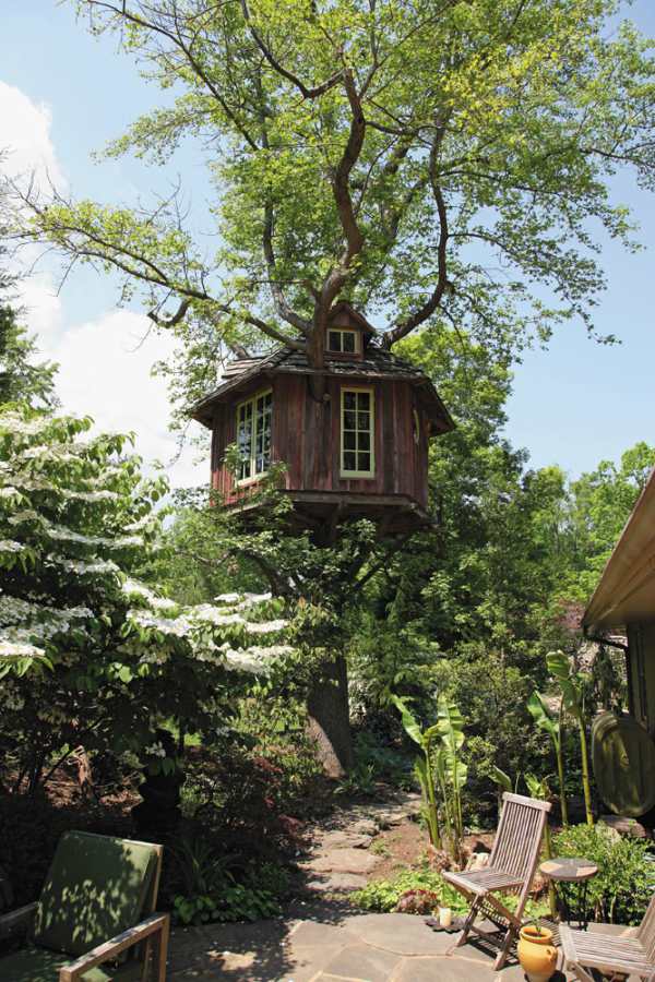 Дом на дереве с мансардными окнами