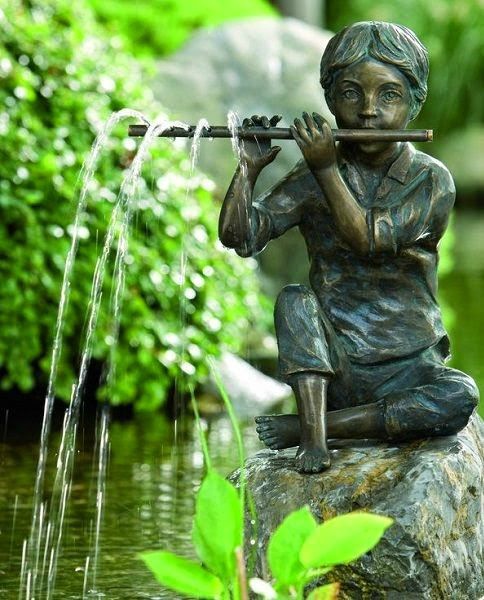 Маленький мальчик у фонтана со свистком