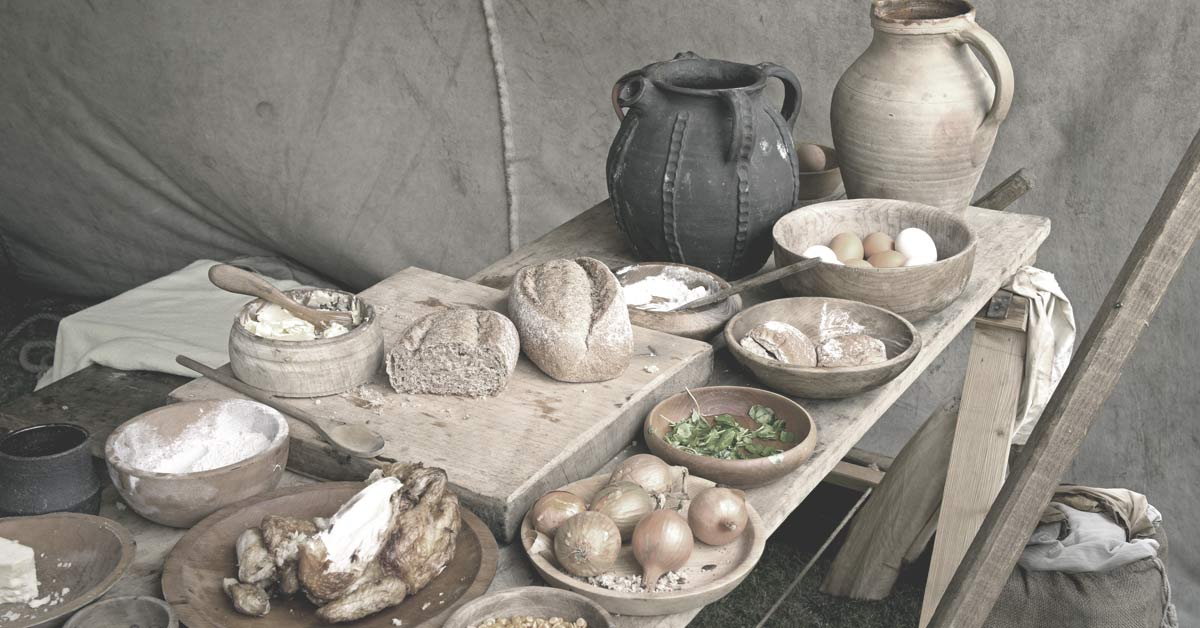 лук на столе со средневековой едой