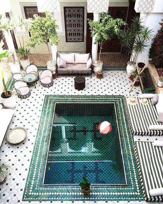 Бассейн в марокканском стиле.