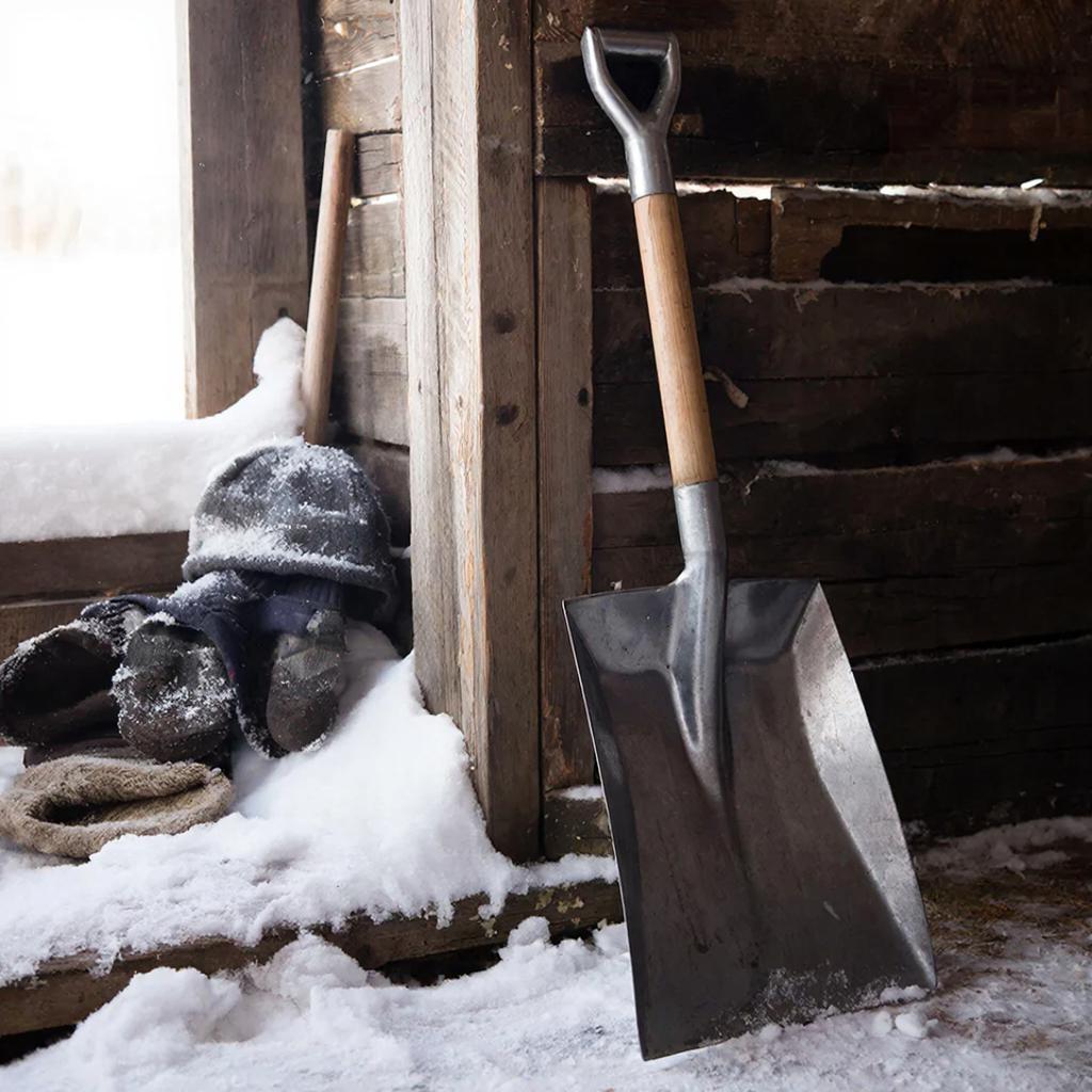 Выбор лопаты для эффективной уборки снега